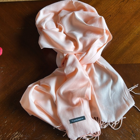 Scarf, shawl or pashmina light peach has a few imperfections - Picture 2 of 4